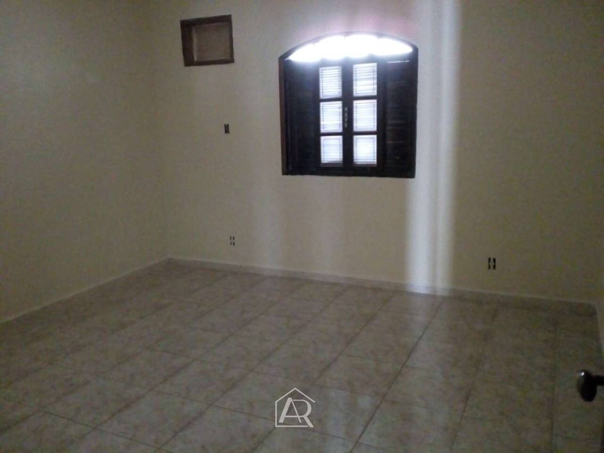 Casa à venda com 3 quartos, 240m² - ,